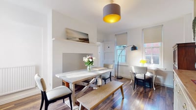 Flat Garratt Lane in Greater London