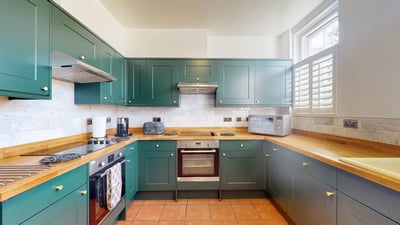 Flat Garratt Lane in Greater London