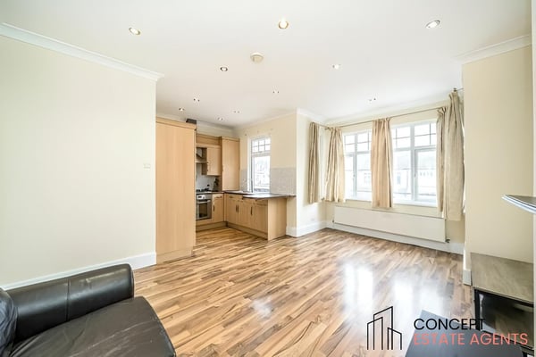Flat Stroud Road in Greater London