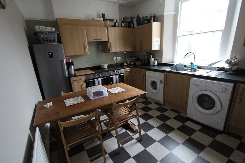 Room Warwick Road in Bristol