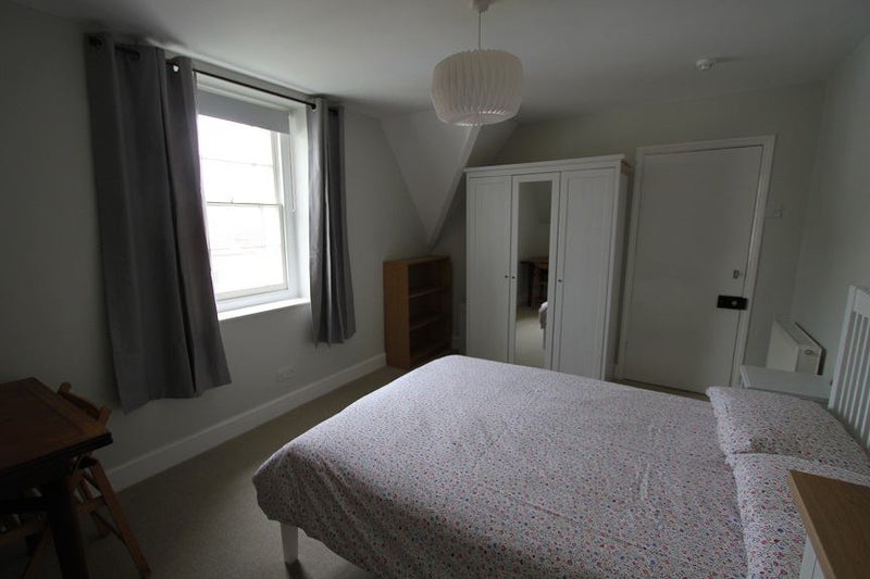 Room Warwick Road in Bristol