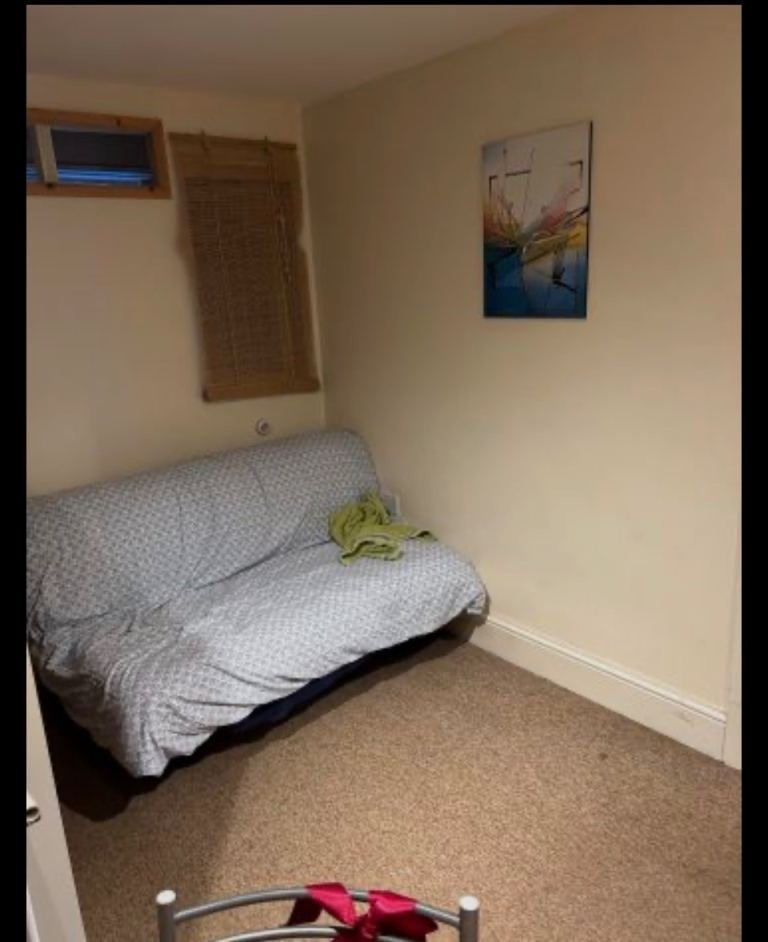 Room Sheldrick Close in Greater London