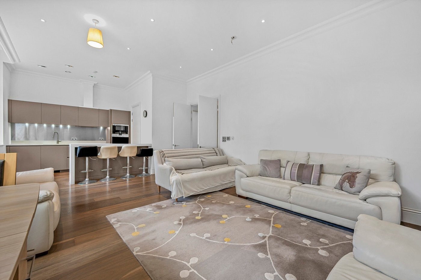 Flat Leman Street in Greater London