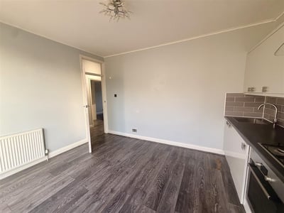Flat Dowanhill Road in Greater London