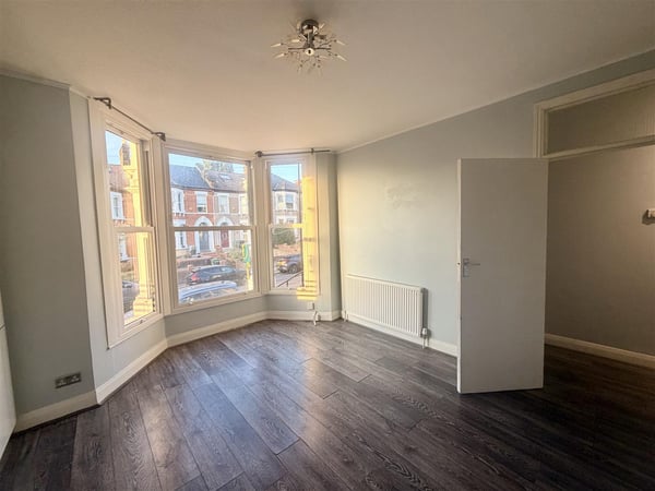 Flat Dowanhill Road in Greater London