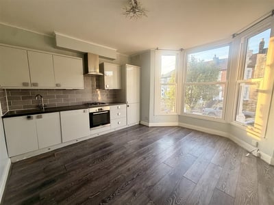 Flat Dowanhill Road in Greater London