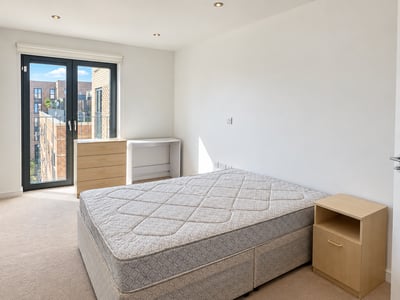 Flat Crawshay Road in Greater London