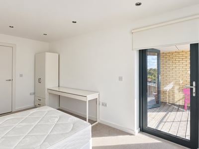 Flat Crawshay Road in Greater London