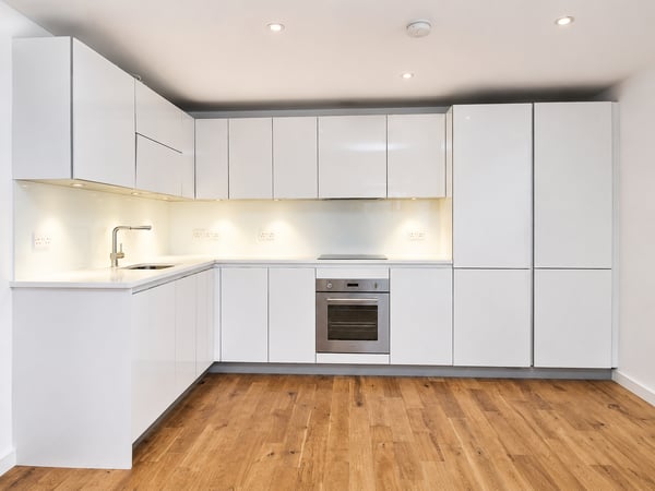 Flat Crawshay Road in Greater London