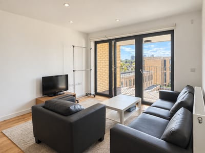 Flat Crawshay Road in Greater London