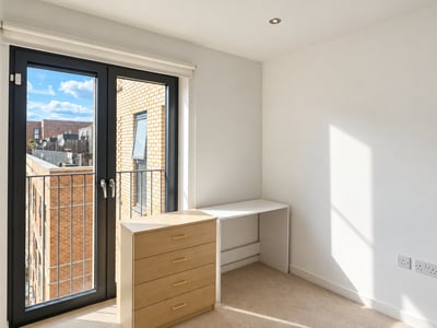 Flat Crawshay Road in Greater London