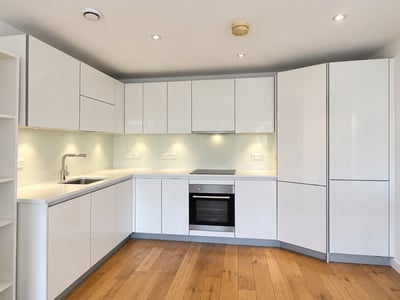 Flat Crawshay Road in Greater London