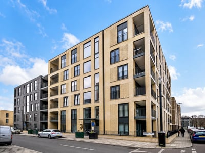 Flat Crawshay Road in Greater London