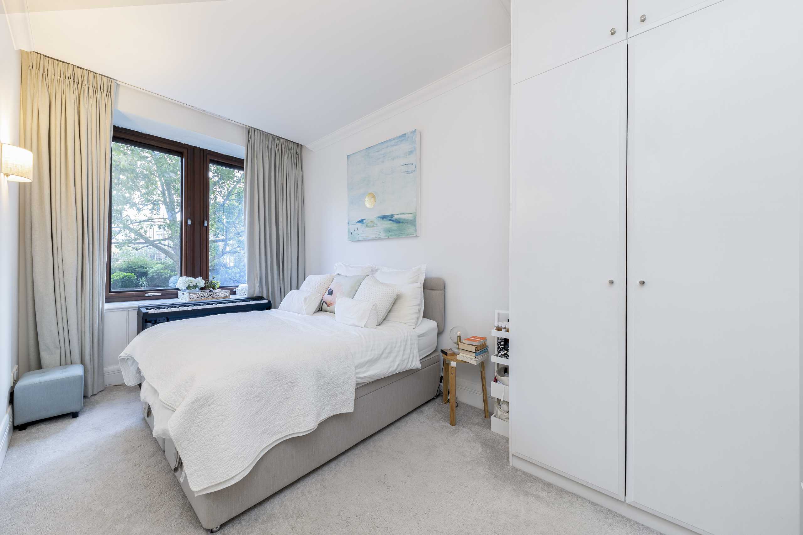 Flat Belvedere Road in Greater London
