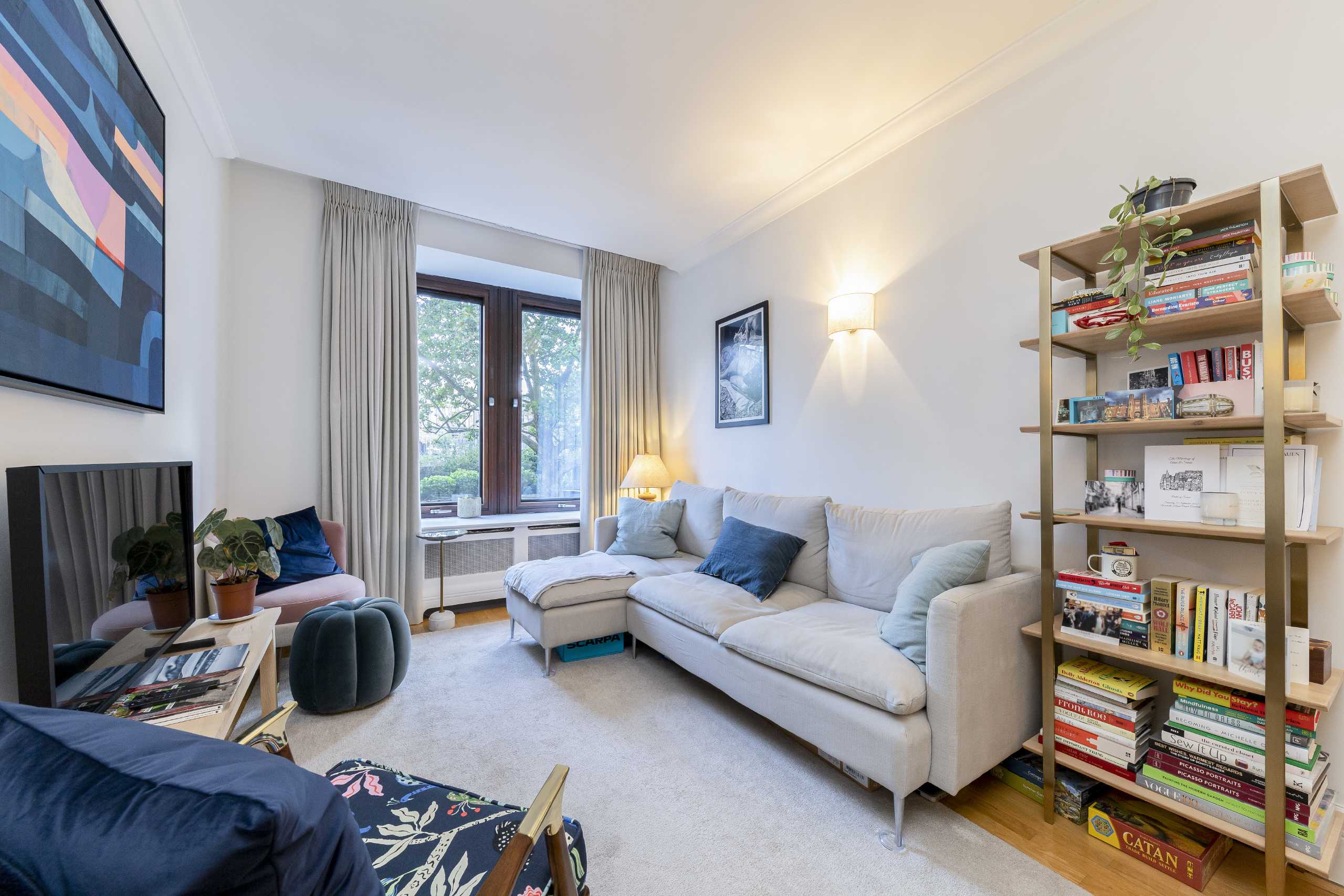 Flat Belvedere Road in Greater London