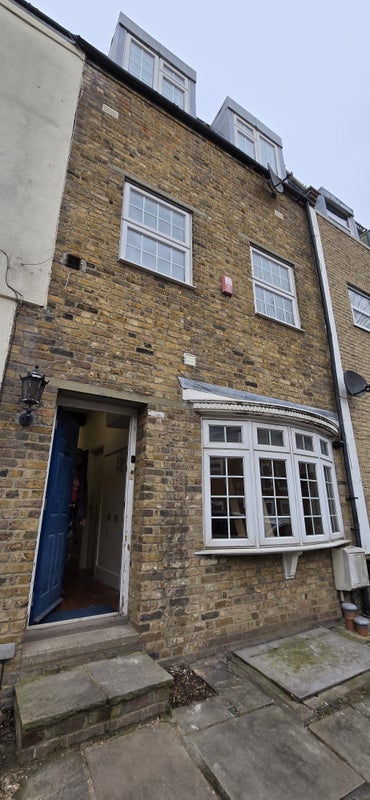 Room Plough Way in Greater London