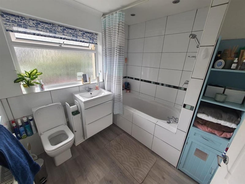 Room Thistledown Road in Nottingham