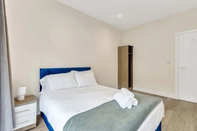 Flat Ewell Road in Greater London