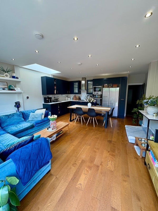 Flat Fairlight Road in Greater London