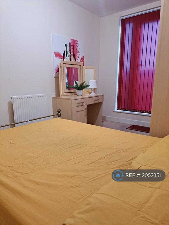 Room Kendra Hall Road in Greater London