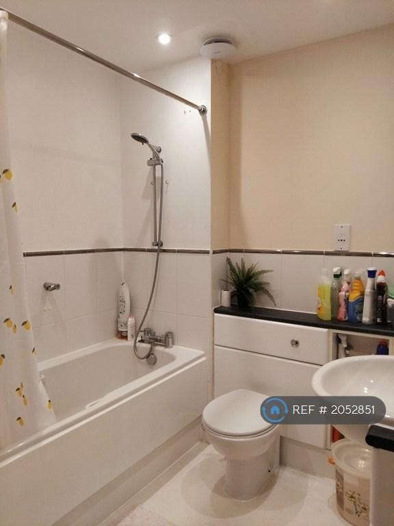 Room Kendra Hall Road in Greater London