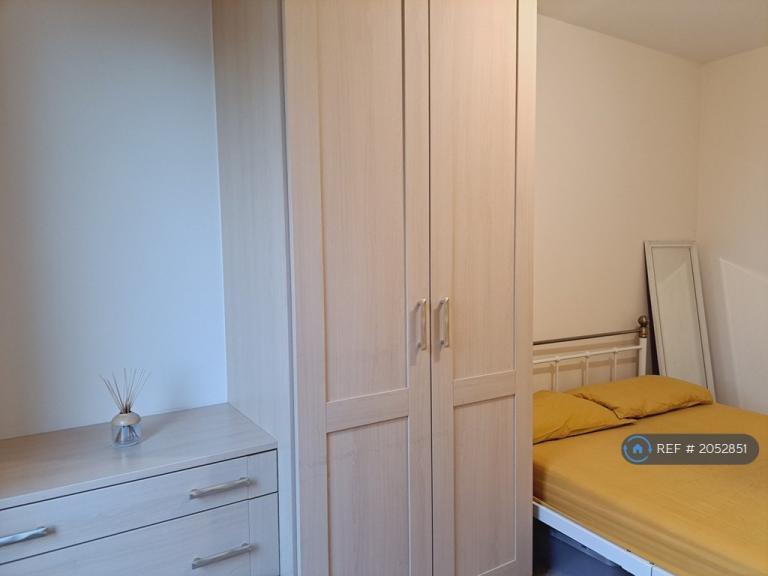 Room Kendra Hall Road in Greater London