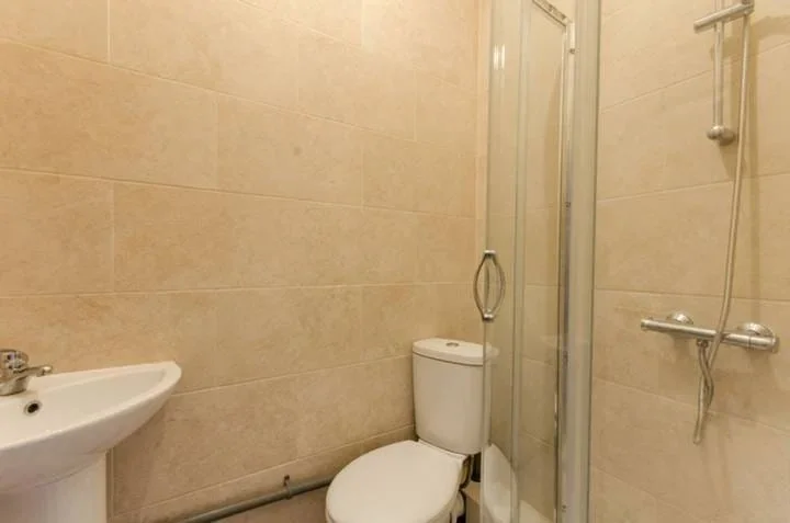 Room Rosebank Road in Greater London