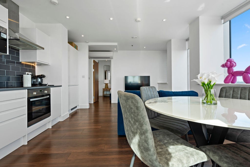 Flat Christchurch Road in Greater London
