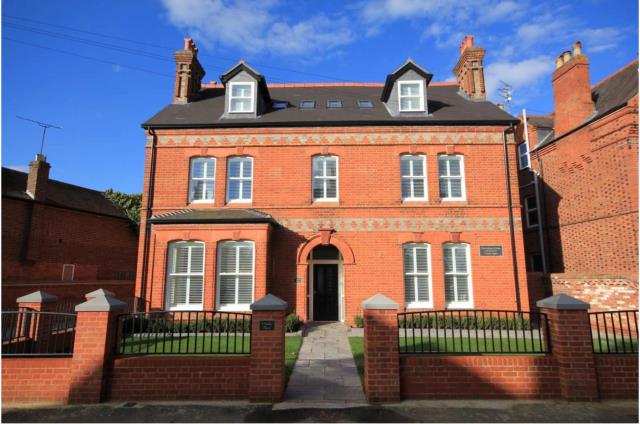Flat Castle Crescent in Reading