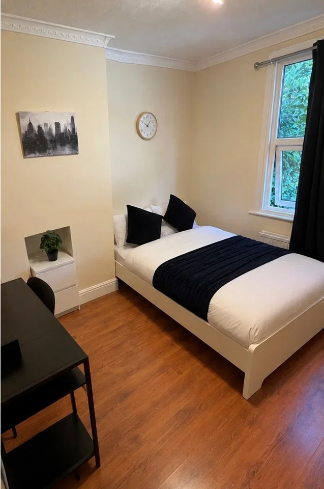 Room Manor Road in Greater London