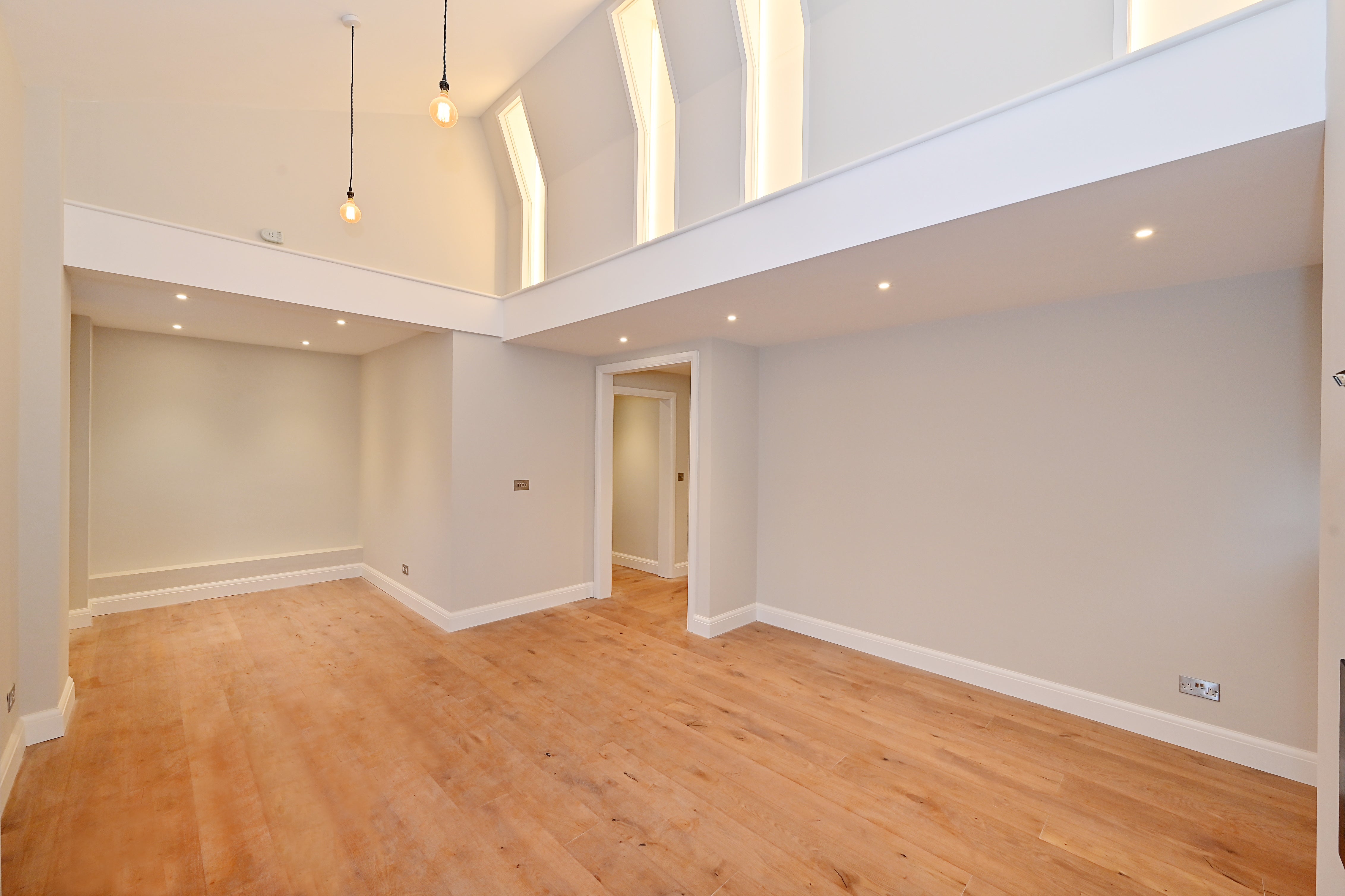 Flat Warwick Gardens in Greater London
