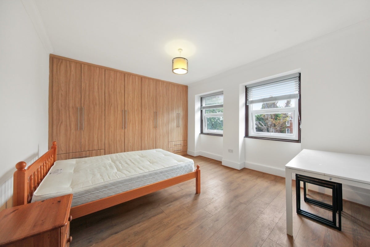 Flat Hazellville Road in Greater London