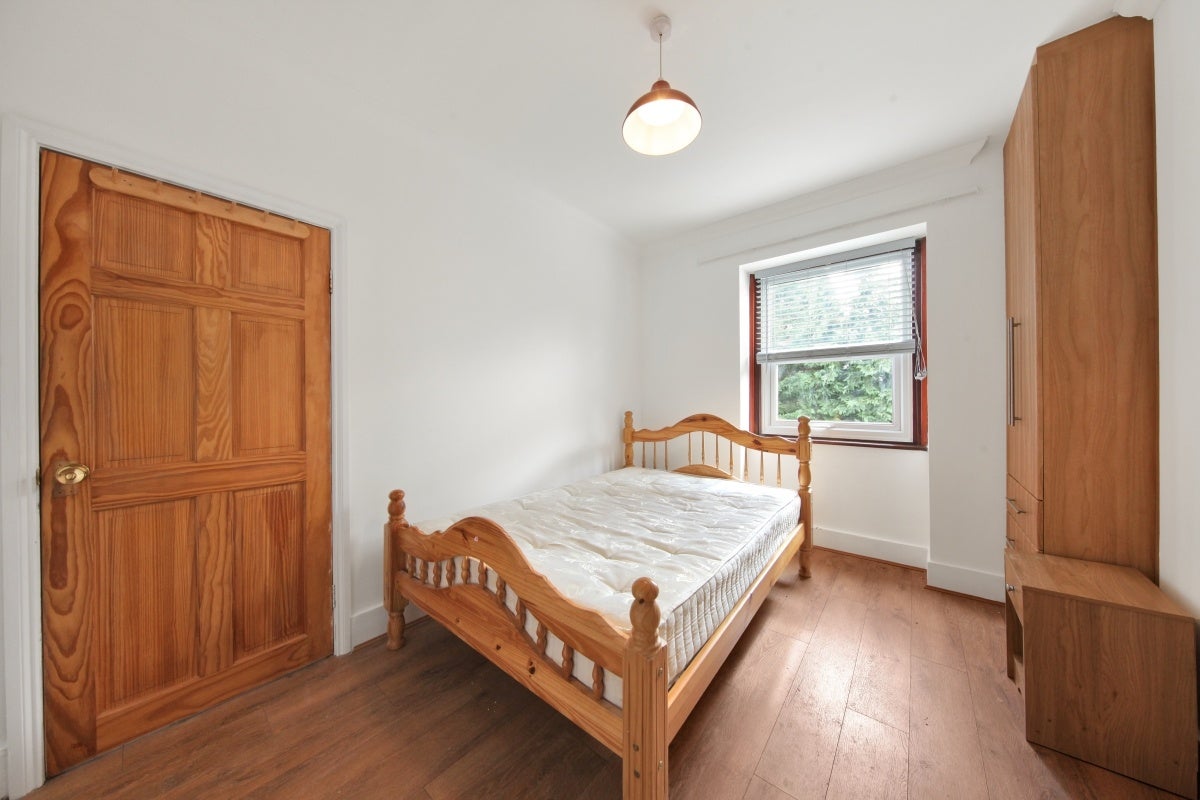 Flat Hazellville Road in Greater London