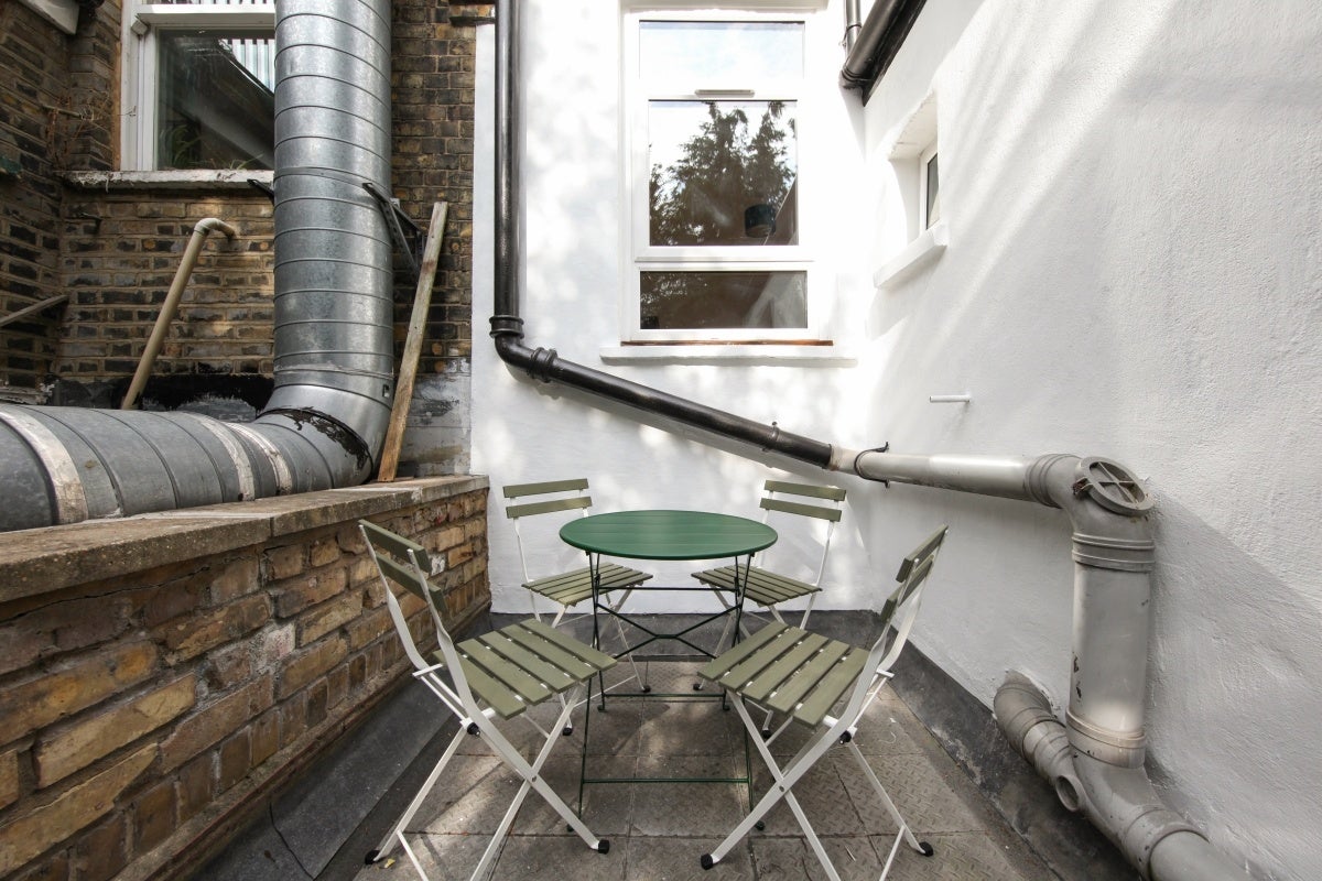 Flat Hazellville Road in Greater London