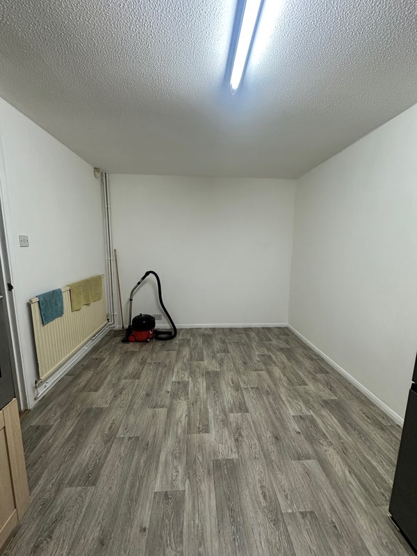 Room Glengall Road in Greater London