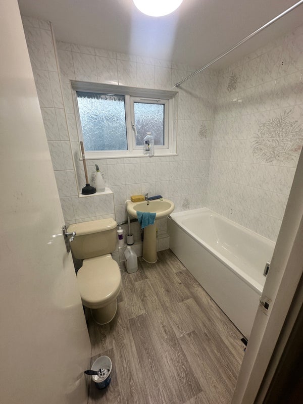 Room Glengall Road in Greater London