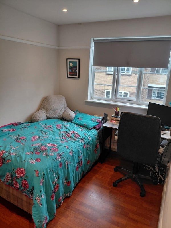 Flat Poynders Road in Greater London