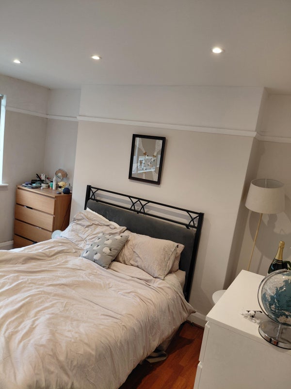 Flat Poynders Road in Greater London
