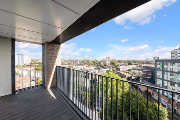 Flat Plaistow Road in Greater London