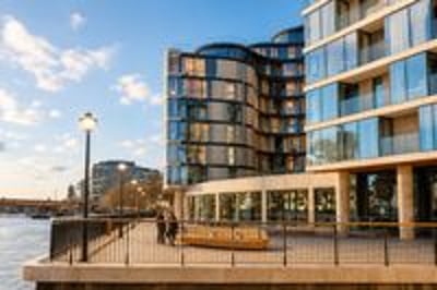 Flat Sugar Quay Walk in City of London