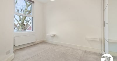 Flat Brownhill Road in Greater London