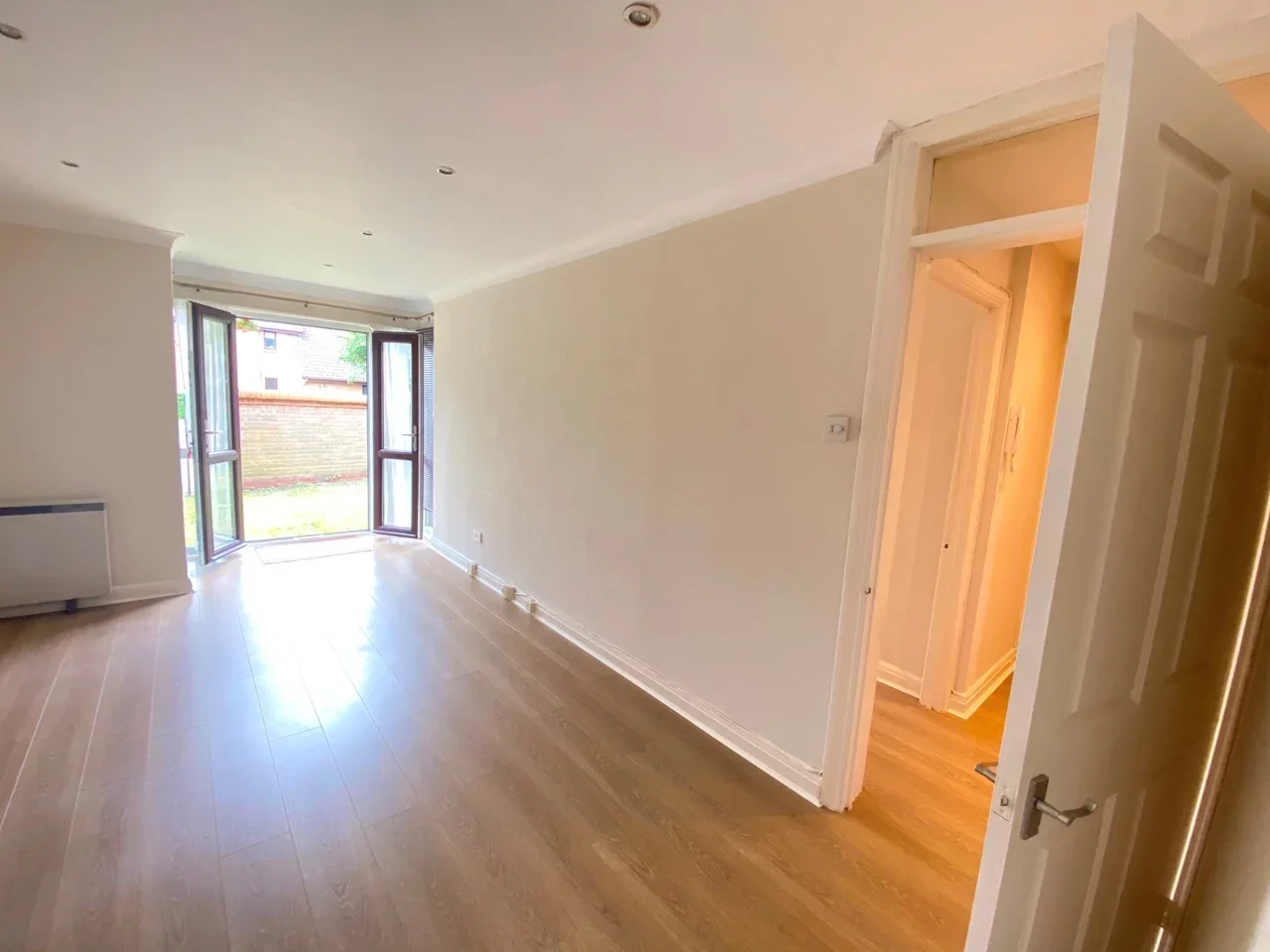 Flat Monmouth Grove in Greater London