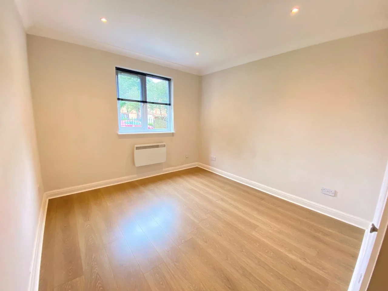 Flat Monmouth Grove in Greater London