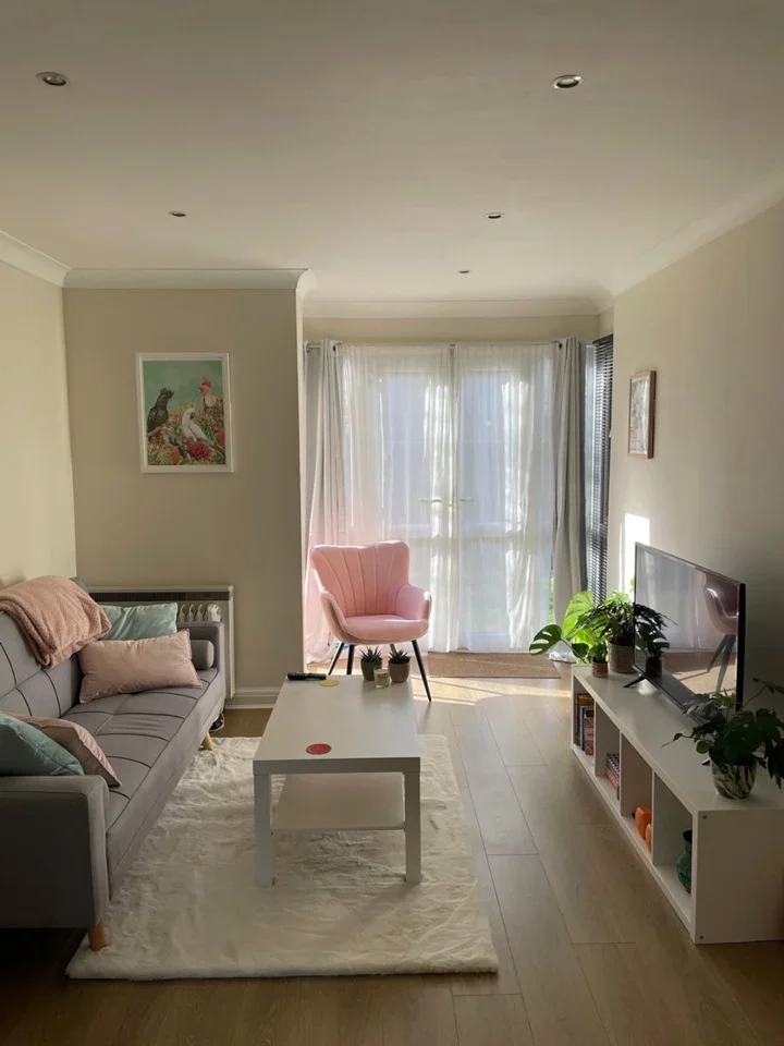 Flat Monmouth Grove in Greater London