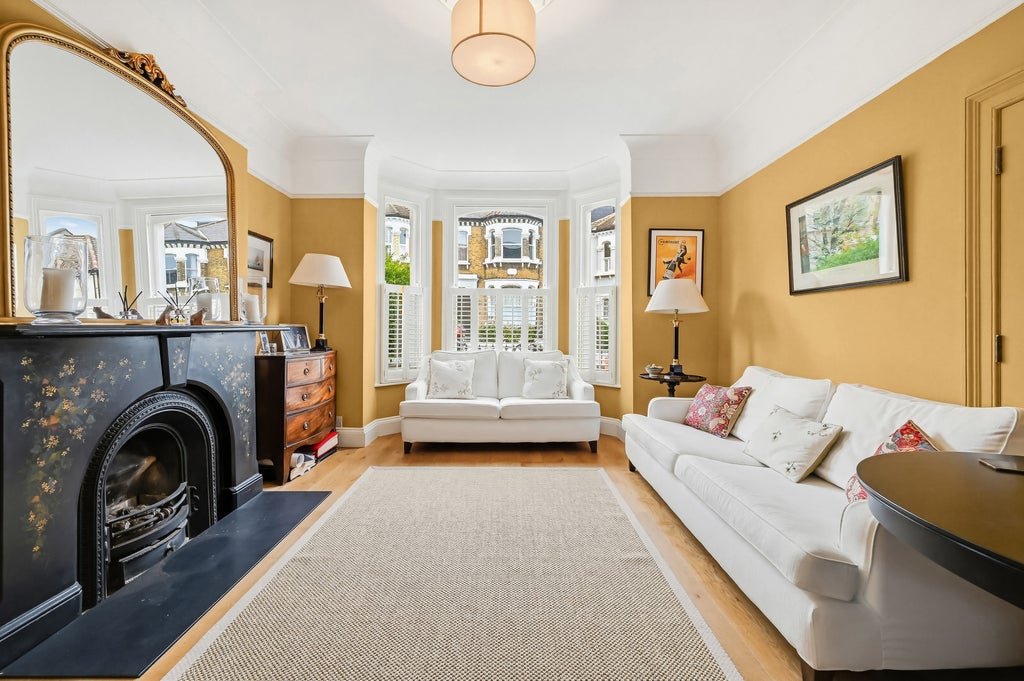 House Broomwood Road in Greater London
