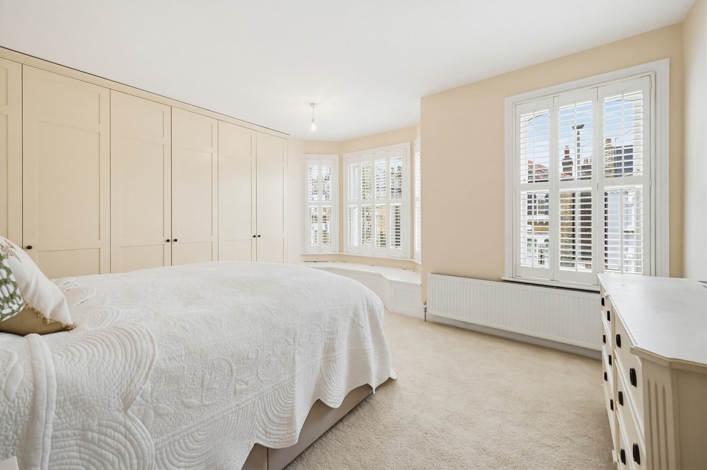 House Broomwood Road in Greater London