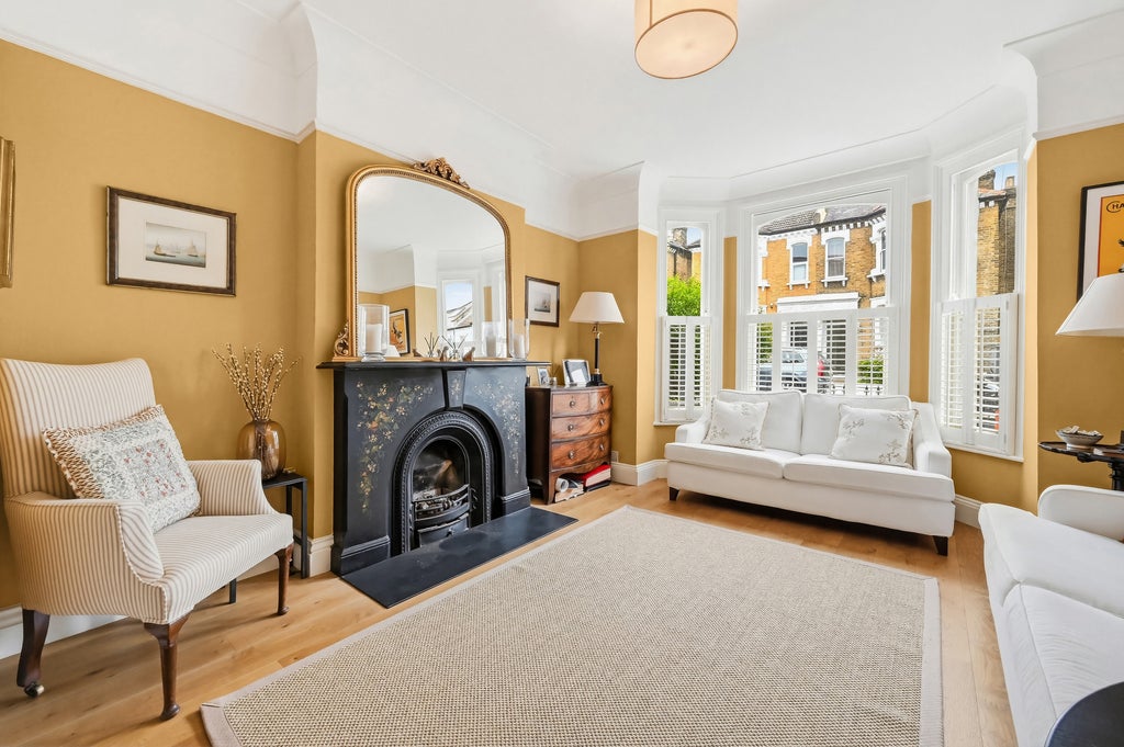 House Broomwood Road in Greater London
