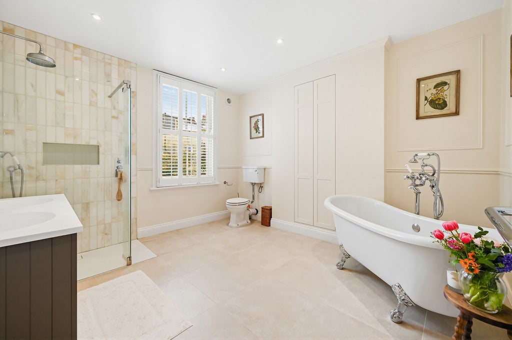 House Broomwood Road in Greater London