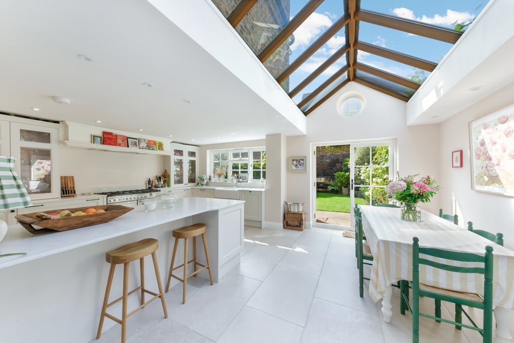 House Broomwood Road in Greater London