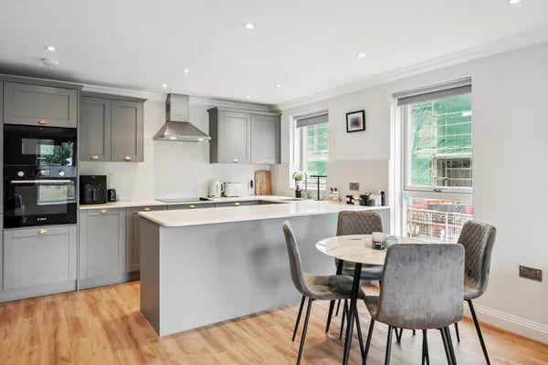 Flat Fernshaw Road in Greater London